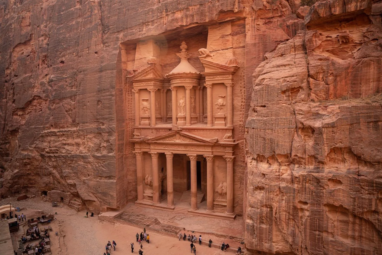 Fachada de Al-Khazneh en Petra, Jordania, vista desde el cañón de acceso.