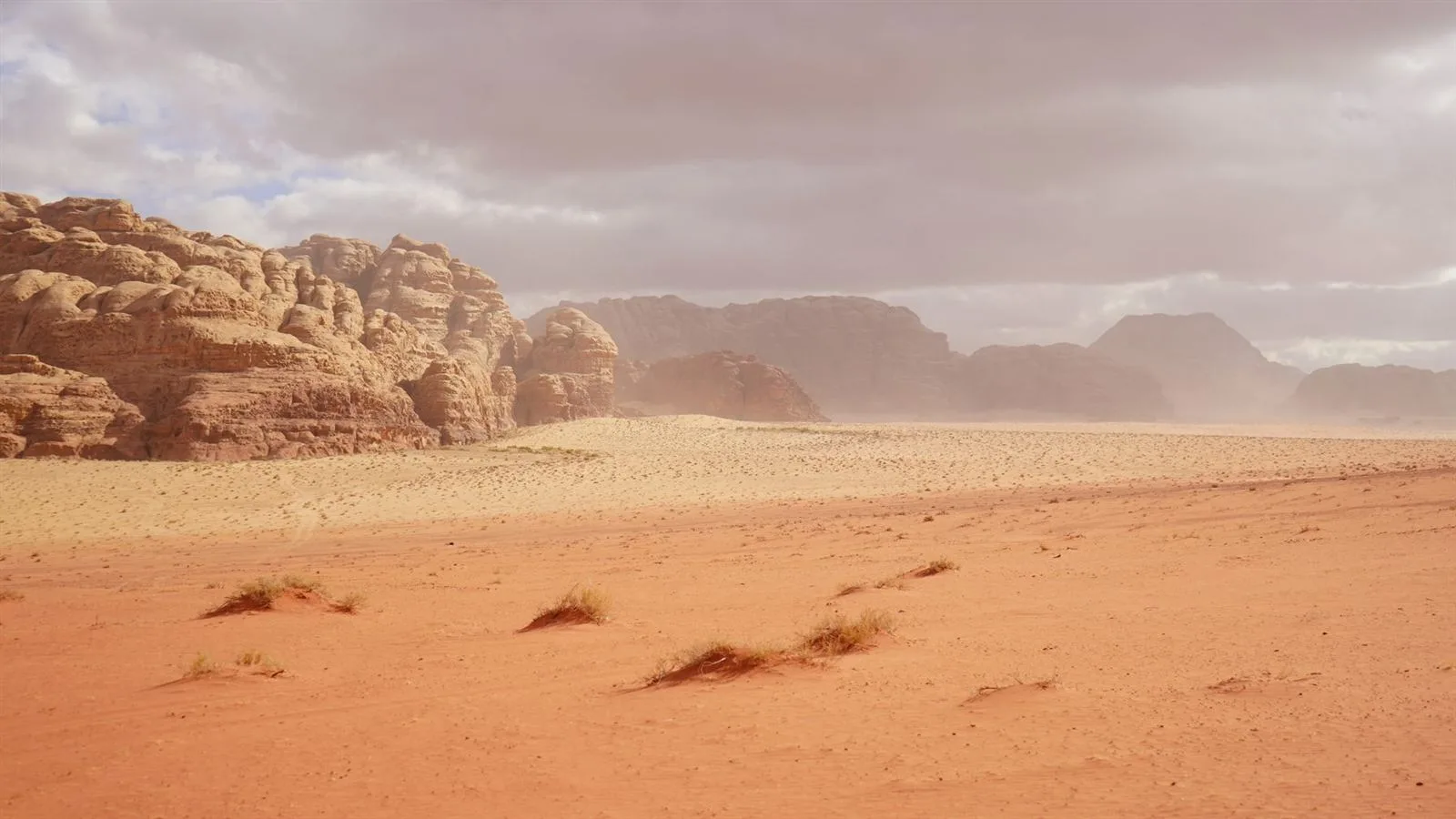 Formaciones de arenisca en el desierto rojo de Wadi Rum, Jordania.
