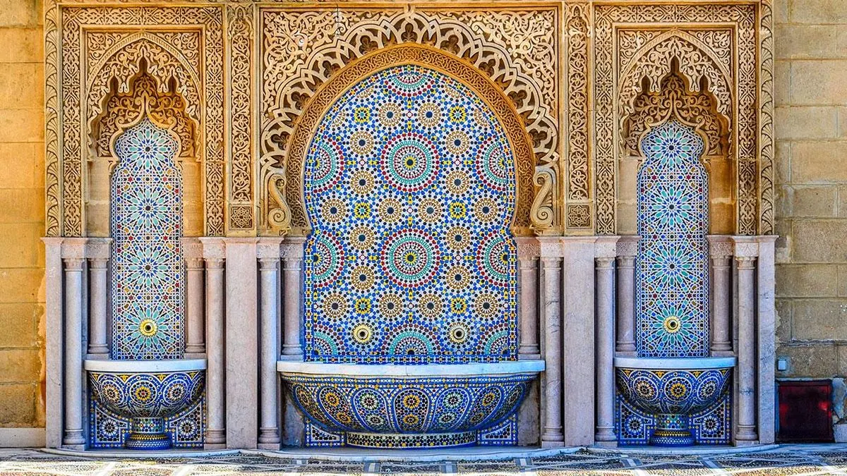 Fuente de azulejos tradicionales en un patio de Fez, Marruecos.