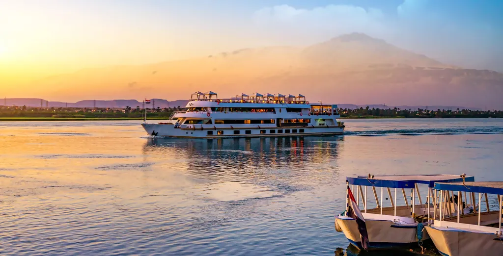 Crucero por el Nilo navegando al atardecer