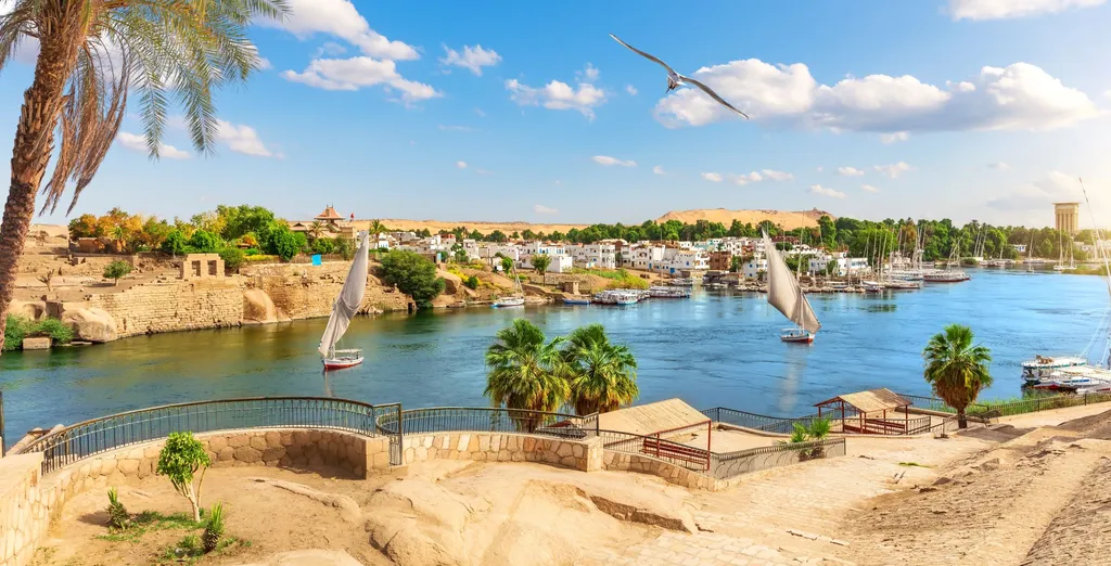 Feluccas navegando por el Nilo en Aswan