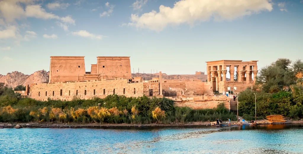 Templo de Philae junto al Nilo en Aswan
